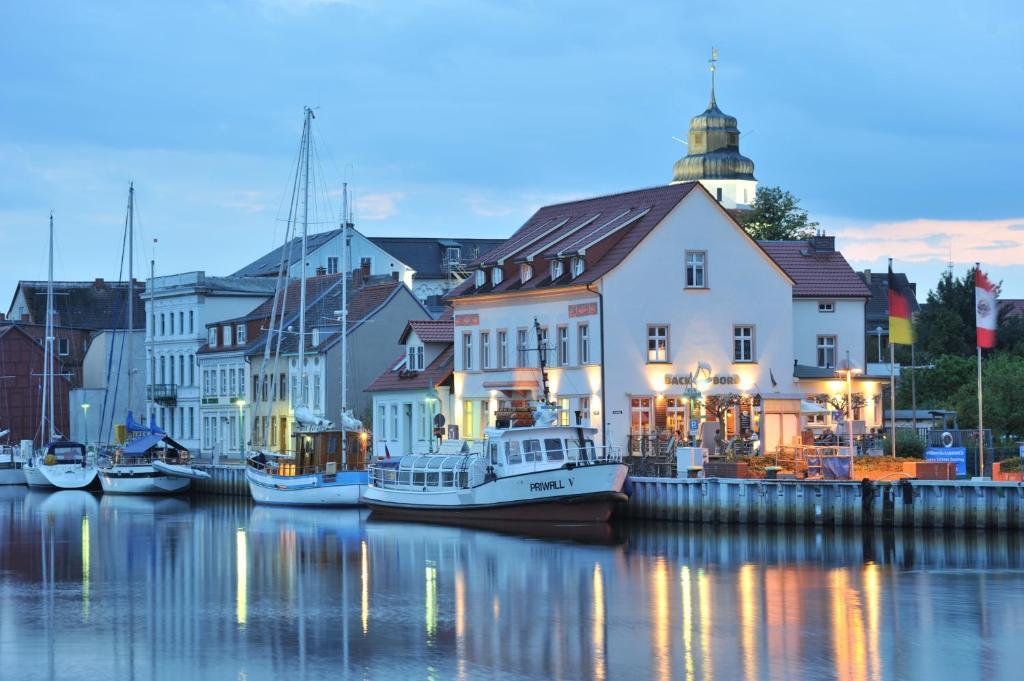 Hafenhotel Pommernyacht Юкермюнде Екстер'єр фото